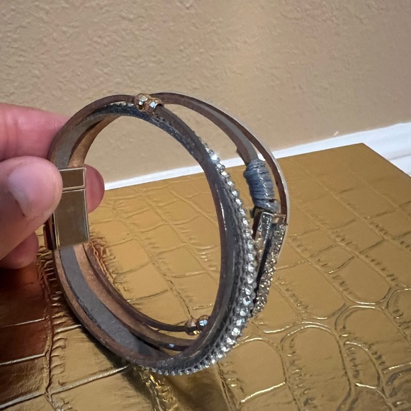 Elegant Silver and Gray Magnetic Clasp Bracelet - Picture 4 of 8